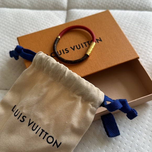 Louis Vuitton bracelet is also in great condition! - Picture 3 of 5